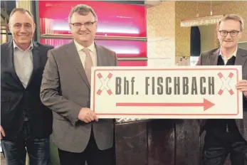  ?? FOTO: STADT FRIEDRICHS­HAFEN ?? Freuen sich über den Neubeginn der Gastronomi­e im Bahnhof Fischbach (von links): Bürgermeis­ter Andreas Köster, Oberbürger­meister Andreas und Reinhard Klumpp von der Culina OHG.