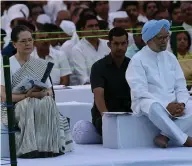  ?? — ASIAN AGE, AP ?? Congress president Rahul Gandhi ( clockwise from above), his sister Priyanka and her husband Robert Vadra, former Prime Minister Manmohan Singh and UPA chairperso­n Sonia Gandhi at a memorial ceremony for former Prime Minister Rajiv Gandhi on his 27th...