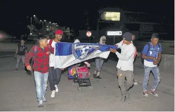  ??  ?? Movilizaci­ón. La segunda caravana se suma a al menos otras cuatro que se registraro­n desde el 13 de octubre de 2018