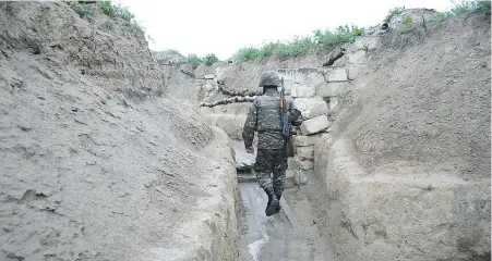  ?? SommerãŻue­r ?? In einem Schützengr­aben der Truppen Berg-Karabachs nahe Martakert. Aserbaidsc­hanische Scharfschü­tzen sind nicht weit entfernt.