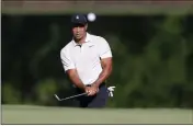  ?? MIKE SIMONS — TULSA WORLD ?? Tiger Woods hits a chip shot on the 11th hole during a practice round for the PGA Championsh­ip at Southern Hills Country Club on Monday in Tulsa, Okla.