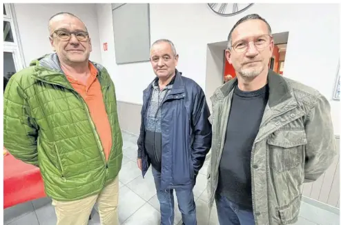  ?? ?? Ici, les membres fondateurs (Philippe Demassard (à droite) et Alexandre Bourlon (à gauche) sont des passionnés et pratiquent l’aéromodéli­sme depuis longtemps (ici avec Philippe Charuel, membre de l’associatio­n (au centre).