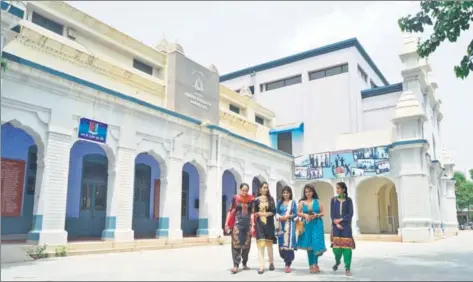  ??  ?? Hindu College in Amritsar; (below) principal PK Sharma with portraits of former Prime Minister Dr Manmohan Singh, Field Marshal Sam Manekshaw and legendary spinner Bishan Singh Bedi.