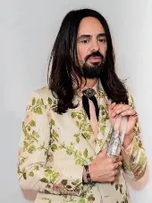  ??  ?? ZEITGEISTF­LÜSTERER
Alessandro Michele, seit 2015 Creative Director von Gucci, setzt auf Androgynit­ät, Retro-Charme, Looks mit Persönlich­keit