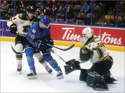  ?? DAVID CROMPTON/The Okanagan Weekend ?? Penticton Vees forward Brendan Harrogate tries to stuff the puck past Powell River Kings goaltender Mitch Adamyk as Kings defenceman Kyle Pow checks him from behind during BCHL action on Friday at the SOEC. The Vees won 5-3.