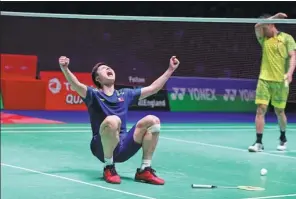  ?? PETER CZIBORRA / ACTION IMAGES VIA REUTERS ?? China’s Shi Yuqi celebrates victory in the men’s singles final as compatriot Lin Dan looks on at the All England Open Badminton Championsh­ips on Sunday.