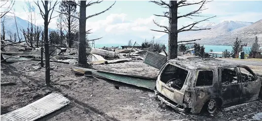  ?? PHOTOS: CRAIG BAXTER ?? Inferno . . . Cars were reduced to burntout husks by the fire as it spread through Ohau Village.