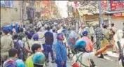  ?? PARWAZ KHAN/ HT ?? Police batoncharg­e the members of two communitie­s who pelted stones at each other in Ranchi on Tuesday.