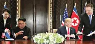  ?? JONATHAN ERNST/REUTERS ?? Trump dan Jong-un meneken perjanjian tiga lembar yang menjadi tanda bahwa dua pemimpin telah meninggalk­an masa lalu AS dan Korut. Trump meneken perjanjian dengan bolpoin hitam yang dihiasi tanda tangan Trump dalam tinta emas.