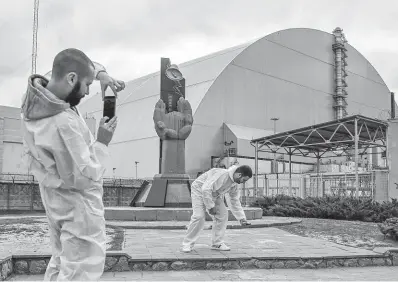  ?? FOTO PROFIMEDIA ?? Jaderné elektrárny jako mrtvé štíty ve válce na Ukrajině znamenají nová nebezpečí. Na snímku turisté v Černobylu (2019).