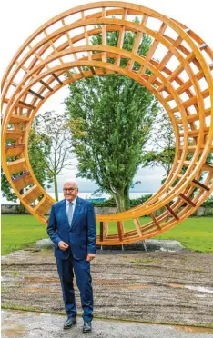  ?? Foto: Ralf Lienert ?? „Ring for Peace“heißt die siebeneinh­alb Meter hohe Holzskulpt­ur, die in Lindau dauerhaft an die Bewegung von „Religions for Peace“erinnern soll. Deren Weltversam­mlung hat gestern Bundespräs­ident Steinmeier eröffnet.