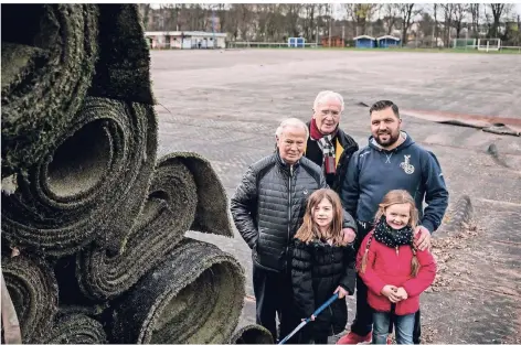  ?? FOTO: STRAUCH ?? Willi und Arno Brinkmann sowie Markus Grein, Katie und Jade (von links) freuen sich auf den neuen Kunstrasen und erhoffen sich einen Aufschwung.