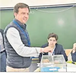  ?? EL DÍA ?? El popular Aurelio Fernández vota en Lucena.