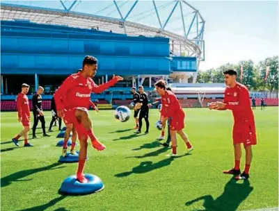  ??  ?? PREPARADOS. Los jugadores del Bayer Leverkusen durante un entrenamie­nto previo al cierre del torneo en Alemania.