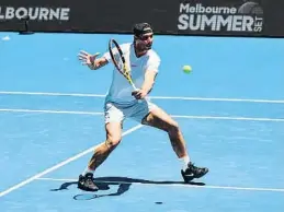  ?? WILLIAM WEST / AF ?? Rafael Nadal practica la volea a la Rod Laver Arena