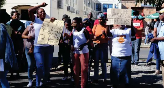  ?? Photo: Toto Tsarneba ?? Protestors outside the Grahamstow­n Magistrate Court.