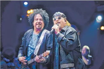  ?? FOTO: STEFFEN SCHMID ?? Steve Lukather (links) und Toto-Sänger Joseph Williams boten in Stuttgart den originalge­treuen Klang der 80erJahre – ohne Lightshow und sonstigen Schnicksch­nack.