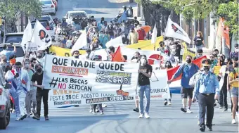  ??  ?? Los estudiante­s marcharon varias veces para lograr la aprobación de la ley de arancel cero.