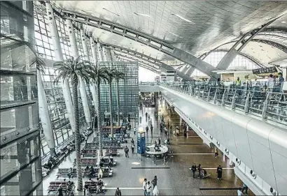  ?? GORDONBELL­PHOTOGRAPH­Y / GETTY IMAGES ?? Interior del aeropuerto de Hamas, en Doha, en uno de cuyos lavabos el bebé fue abandonado