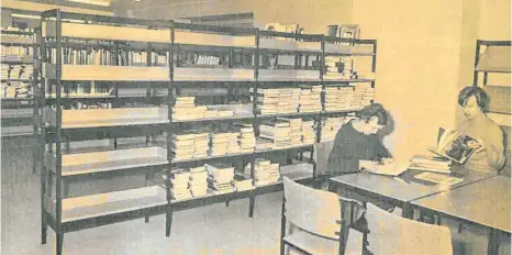  ?? ARCHIVFOTO: ZIRLIK ?? Ganz neu eingericht­et war 1969 die Ellwanger Stadtbüche­rei, damals in der Spitalstra­ße 10. Es gab auch eine Sitz- und Arbeitseck­e.