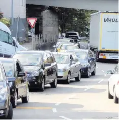  ?? Foto: Wolfgang Widemann ?? Stoßstange an Stoßstange schlängeln sich die Autos durch die Stadt. Die momentane Verkehrssi­tuation macht viele Harburger wütend.