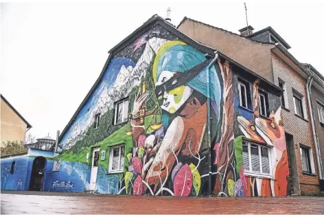  ?? FOTO LARS FRÖHLICH ?? Das „Hexenhaus“wurde von Urban Arts mit dem chilenisch­en Streetart-künstler Marco Reych gestaltet.