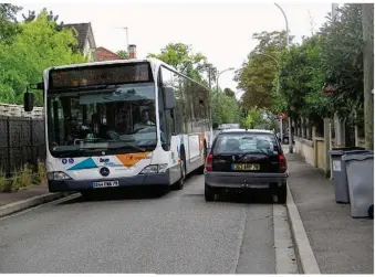  ??  ?? Les gros bus ne vont plus circuler sur le parcours de ligne 19.