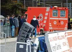  ?? Foto: Thomas Frey, dpa ?? FCK Trainer Jeff Strasser wurde vom Stadion am Böllenfall­tor direkt in ein Kranken haus gebracht.