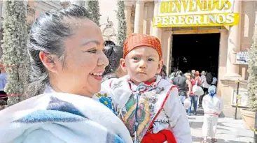  ?? /Gerardo García ?? Visitan cientos el altar de la virgen de Guadalupe.