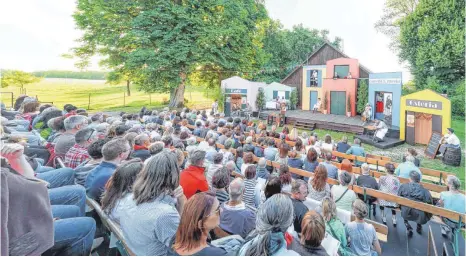  ?? FOTO: PETER SCHLIPF ?? Gefüllte Ränge bei der Premiere – und alle hatten was zu lachen: Carlo Goldonis Komödie „Der Fächer“, in Szene gesetzt von Gerburg Maria Müller, kam am Hohenstadt­er Eiskeller bestens an.