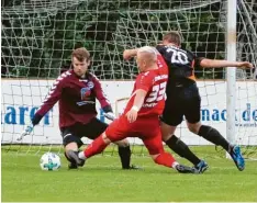  ?? Foto: Sarina Schäffer ?? Helfer, Glas, Huber, Grimm, Ettinger, Plesner, Zakari, Christian Wagner (56. Broo), Eibel, Piller (82. Lukas Wag ner), Jung (68. Jusczak).1:0 Scharbatke (41.), 1:1 Huber (81.), 2:1 Scharbatke (82.)300 Rohn (FC Bayern). Ihn bekamen die Ecknacher (links Torwart Hannes Helfer, rechts Johannes Grimm) nicht in den Griff: Fabian Scharbatke, der hier das 2:1 erzielt.