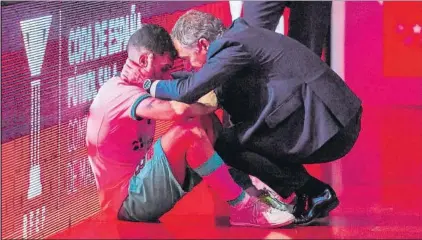  ?? FOTO: FCB ?? Plaza consuela a Adolfo en el WiZink Center de Madrid
El 6-1 de Inter en la final de la Copa de España dejó muy tocado al equipo