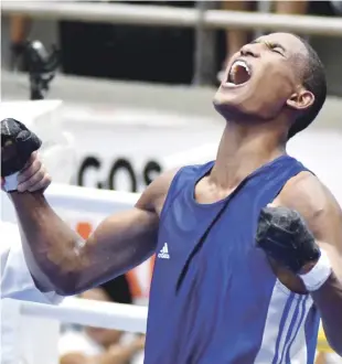  ?? LISTÍN DIARIO ?? Alexy Miguel De La Cruz, de República Dominicana, hace un gesto de emoción luego de conocer la favorable decisión de los jueces, con la que obtuvo el oro en su combate contra el venezolano Yoel Segundo Finol Rivas.