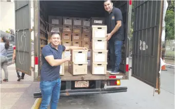  ?? ?? El intendente de Ciudad del Este, Miguel Prieto Vallejos (izq.), llevó una camionada de documentos al Senado con el fin de justificar su gestión al frente de la Comuna de la capital altoparana­ense.