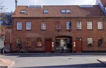  ?? ?? Restaurant JA ligger midt i Holstebro i en charmerend­e gammel bygning, der historisk tjente som jernstøber­i igennem mange år.