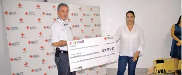  ?? /DAVID ANDRADE ?? Entrega simbólica del cheque a la Cruz Roja por parte de la maestra Flor Estela Rente
ría