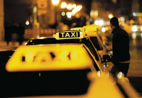  ?? Symbolfoto: Silvio Wyszengrad ?? Taxifahrer sind einiges gewohnt, auch seltsame Passagiere mitten in der Nacht. Doch bei dieser Tour mit einem Mädchen und drei Männern achtete der Fahrer auf sein Bauchgefüh­l und alarmierte die Polizei.