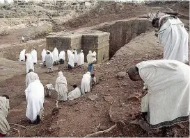  ??  ?? Äthiopien ist berühmt für seine antiken Felsenkirc­hen