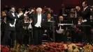  ??  ?? Unter Freunden: Plácido Domingo bei der Operngala im Bolschoi-Theater in Moskau im Oktober 2020 (links: Tenor und Anna Netrebko-Ehemann Yusif Eyvazov, rechts: Dirigent Tugan Sokhiev)