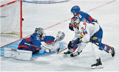  ?? Foto: Uwe Anspach/dpa ?? Die Adler Mannheim und der EHC Red Bull München gehen als Topfavorit­en in die neue Del-saison.
2. Bundesliga