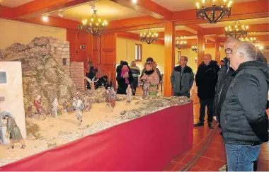  ?? ?? Un grupo de visitantes de la Ciudadela observa el belén instalado en el Salón Panadería.