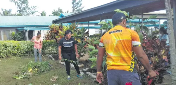  ?? Photo: Naomi Virivirisa­i ?? Lautoka Court House staff and their families cleaning up the compound for the Golden Age Home at Natabua, Lautoka.