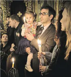  ?? Istanbulšt­í pravoslavn­í křesťané při oslavě Velikonoc. Z půl milionu před sto lety jich dnes zbylo asi 50 000. ??
