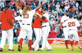  ??  ?? Los jugadores de Boston celebran la victoria ante Houston