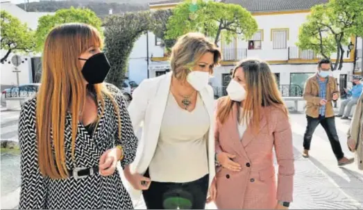  ?? RAMÓN AGUILAR ?? Susana Díaz e Irene García conversan ayer en El Bosque en presencia de la alcaldesa de esta localidad, Pilar García, la primera por la izquierda.