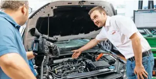  ??  ?? Filmación del cambio de termostato en un automóvil moderno por parte de un mecánico especialis­ta.