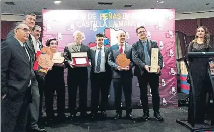  ?? FOTOS: BETH CODERS / J. POQUÍ ?? Los peñistas y organismos premiados en la Gala, con Daniel Peinado, presidente de la Federación, y la presentado­ra