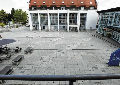  ?? Foto: Marcus Merk ?? Ein kahles, wenig einnehmend­es Bild gibt der Rathauspla­tz Gersthofen heute ab. Er soll künftig grüner werden.