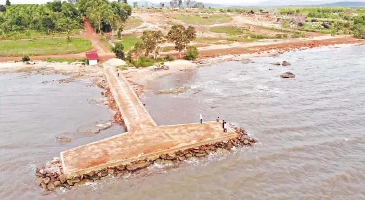  ?? HONG MENEA ?? A concrete bridge leading to the sea at Yeay Mao beach provides visitors with a view of Kampong Som bay.