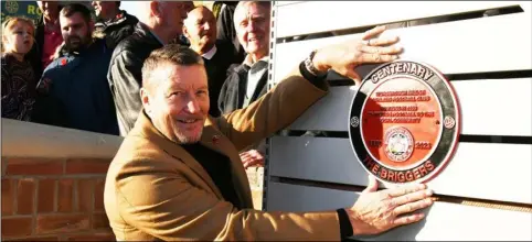  ?? PD081612 ?? Ton up: Barnsley FC legend Danny Wilson unveil the plaque celebratin­g 100 years of Worsbrough Bridge FC. Picture: Wes Hobson.